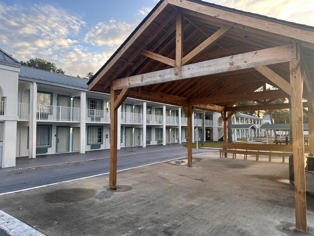 Suburban Studios By Choice Hotels - Award Winning - New 2024 - Walk To Eateries & Grocery - Ultra Sparkling - Garden Rooms - Designer Lighting & Right Off I-95 - Proudly An All American Managed Property Brunswick Luaran gambar