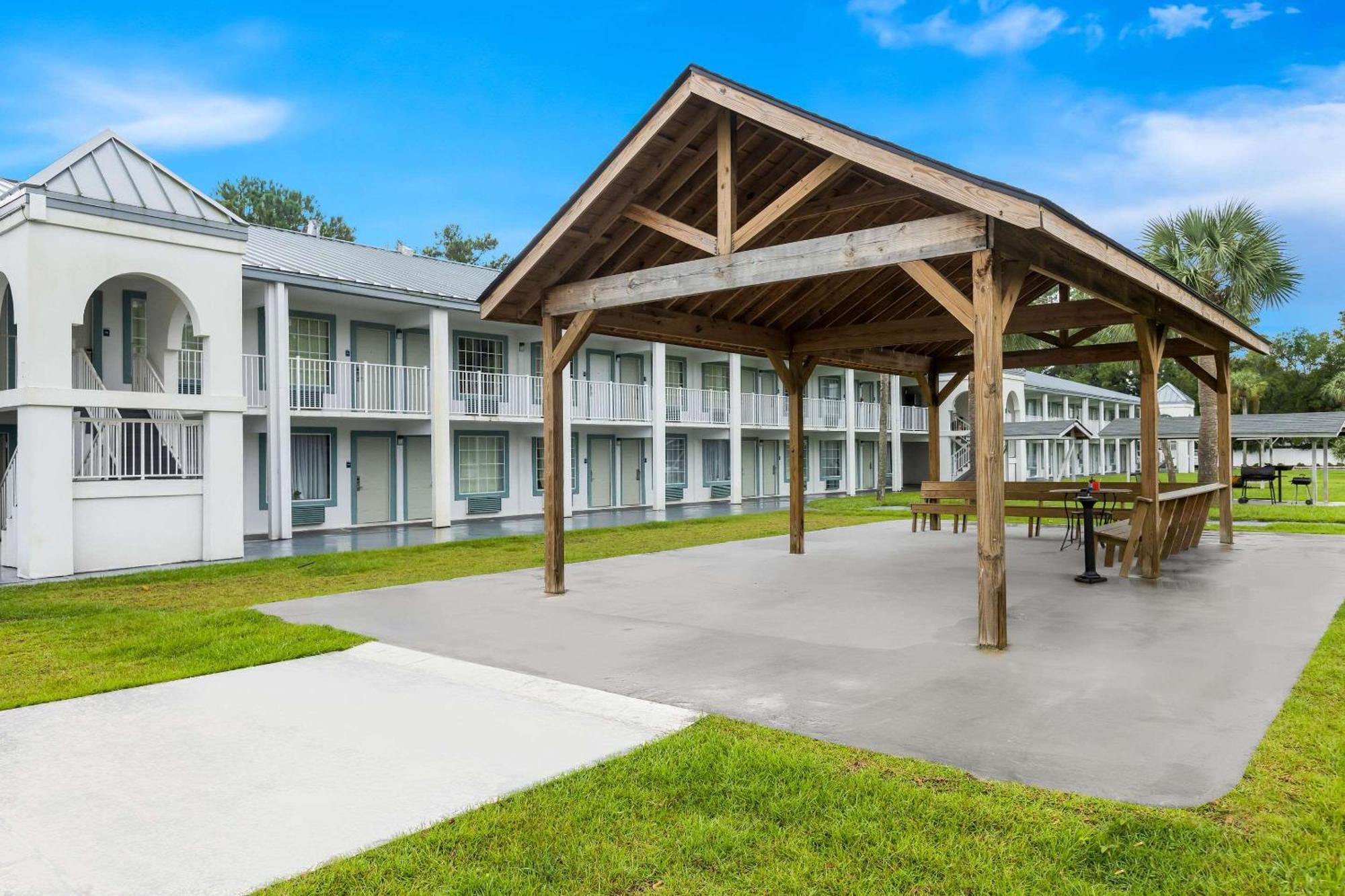 Suburban Studios By Choice Hotels - Award Winning - New 2024 - Walk To Eateries & Grocery - Ultra Sparkling - Garden Rooms - Designer Lighting & Right Off I-95 - Proudly An All American Managed Property Brunswick Luaran gambar