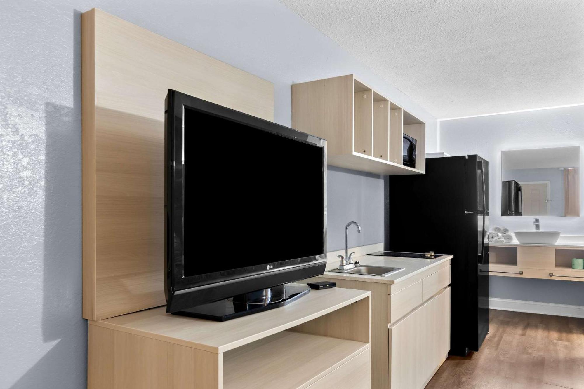 Suburban Studios By Choice Hotels - Award Winning - New 2024 - Walk To Eateries & Grocery - Ultra Sparkling - Garden Rooms - Designer Lighting & Right Off I-95 - Proudly An All American Managed Property Brunswick Luaran gambar
