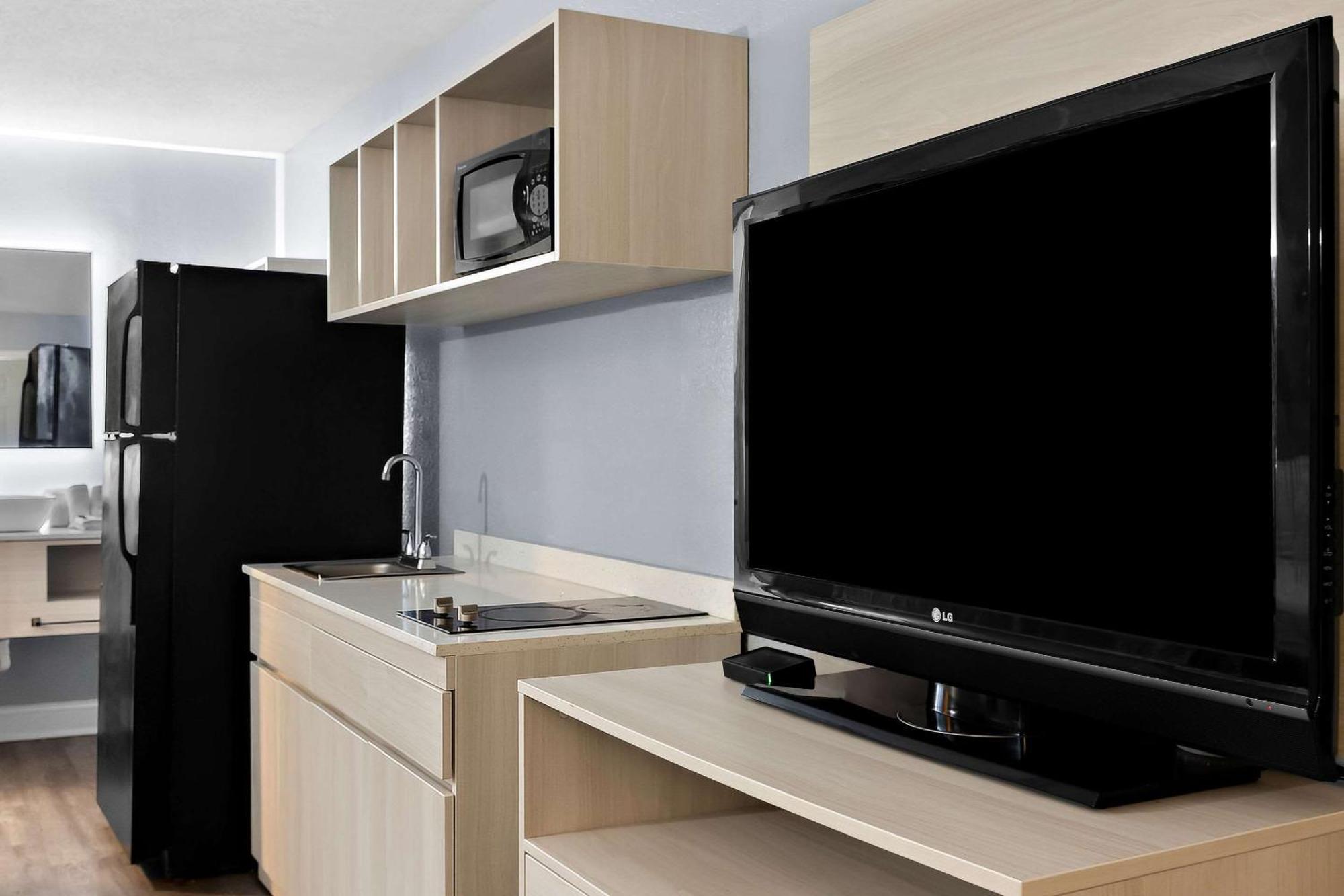 Suburban Studios By Choice Hotels - Award Winning - New 2024 - Walk To Eateries & Grocery - Ultra Sparkling - Garden Rooms - Designer Lighting & Right Off I-95 - Proudly An All American Managed Property Brunswick Luaran gambar