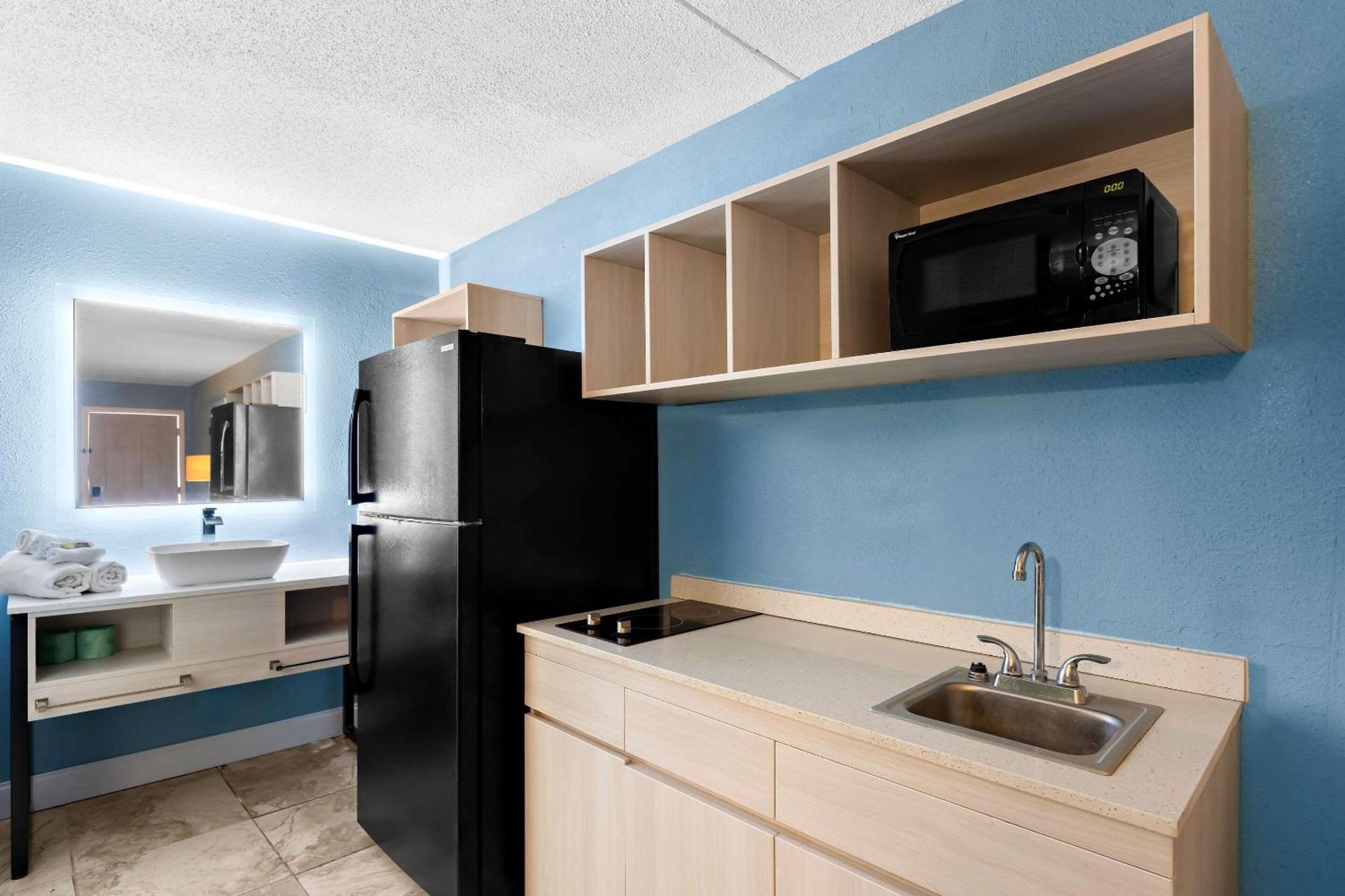 Suburban Studios By Choice Hotels - Award Winning - New 2024 - Walk To Eateries & Grocery - Ultra Sparkling - Garden Rooms - Designer Lighting & Right Off I-95 - Proudly An All American Managed Property Brunswick Luaran gambar