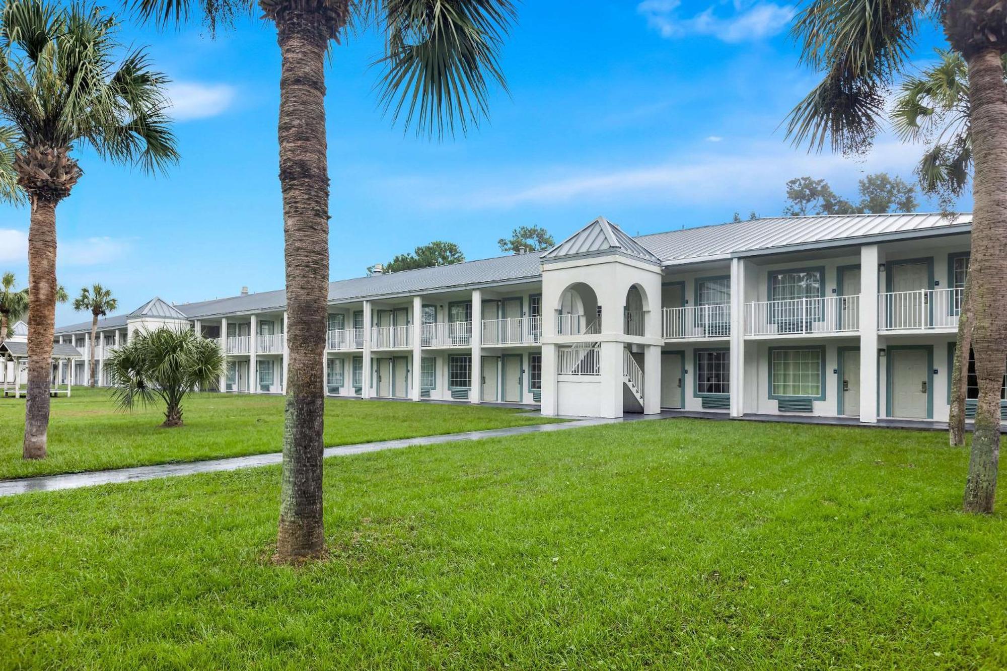 Suburban Studios By Choice Hotels - Award Winning - New 2024 - Walk To Eateries & Grocery - Ultra Sparkling - Garden Rooms - Designer Lighting & Right Off I-95 - Proudly An All American Managed Property Brunswick Luaran gambar